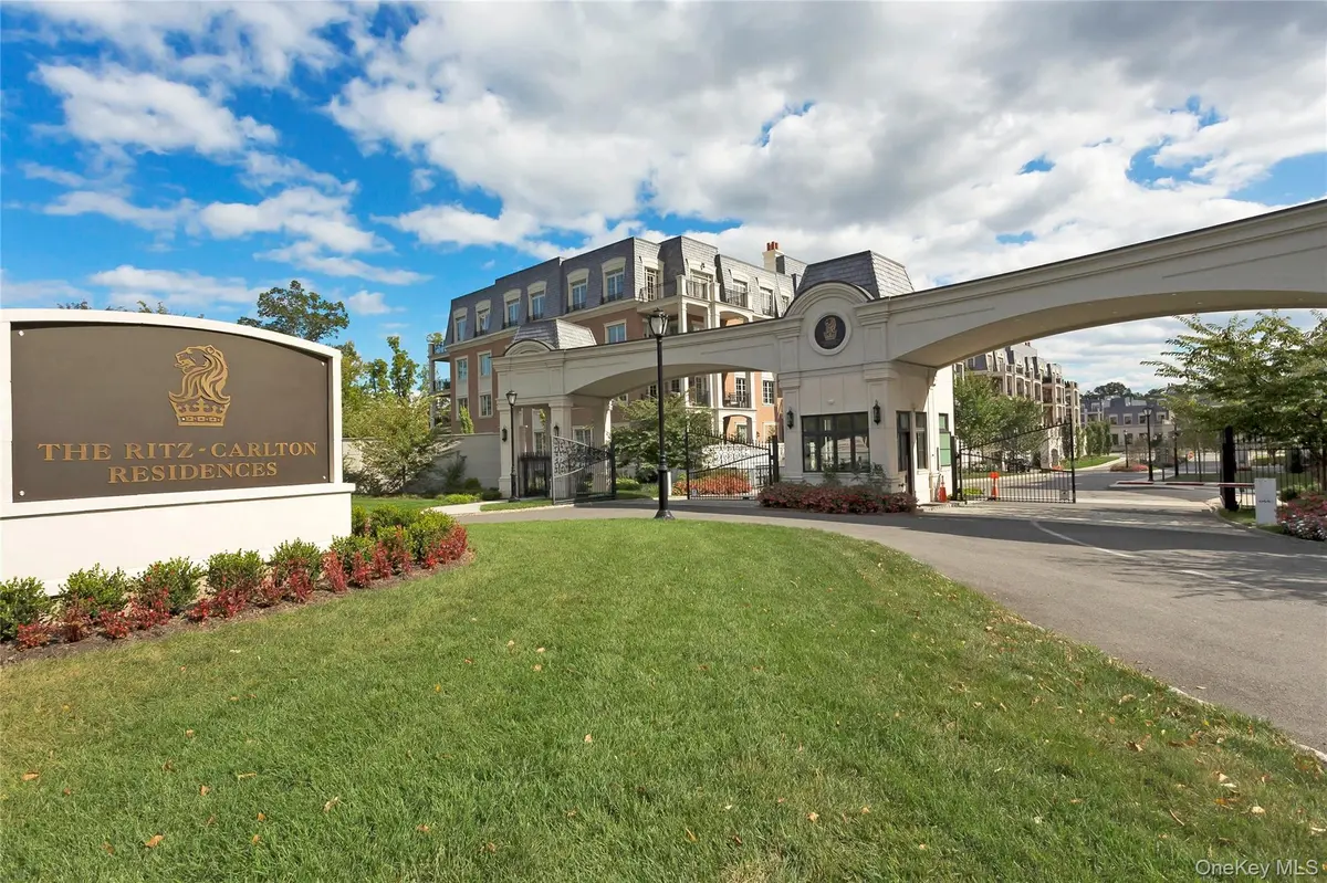 1000 Royal CT #1214, North Hills, NY 11040
