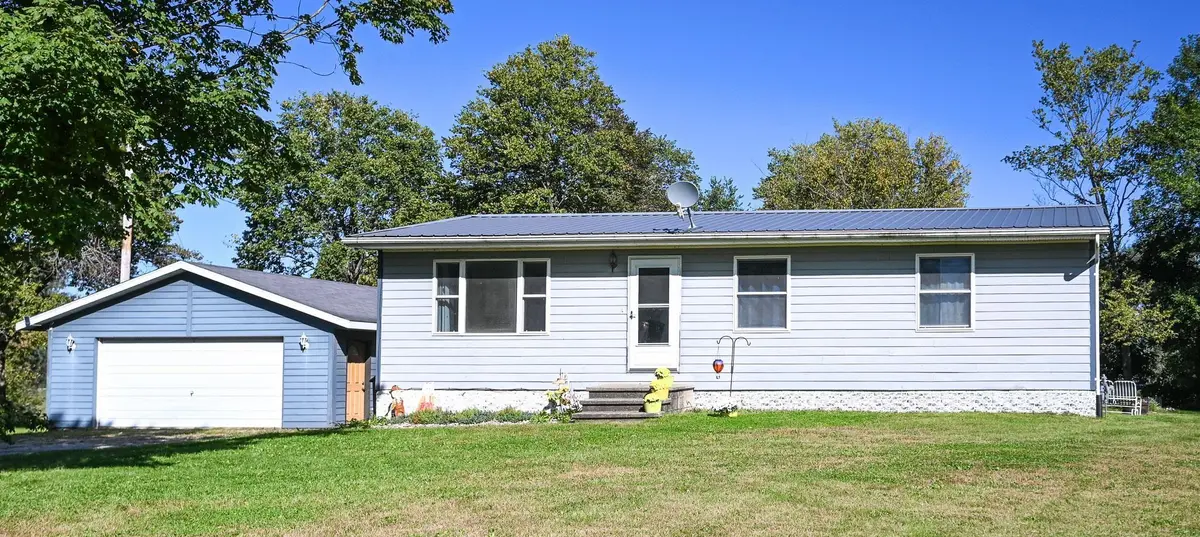 1863 Honey Creek RD, Manchester, IA 52057