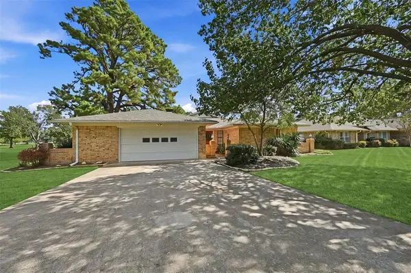 718 Kiowa Drive W, Lake Kiowa, TX 76240