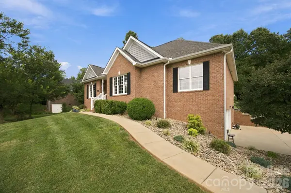 1463 Brookstone DR, Hickory, NC 28602