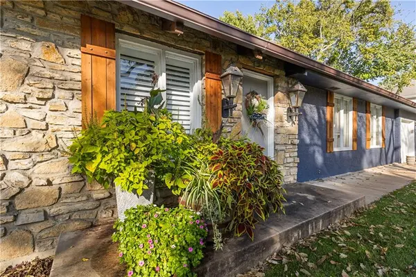 21018 BITTERSWEET DR, Lenexa, KS 66220