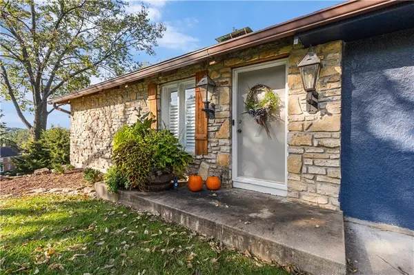 21018 BITTERSWEET DR, Lenexa, KS 66220