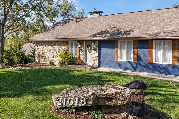 21018 BITTERSWEET DR, Lenexa, KS 66220