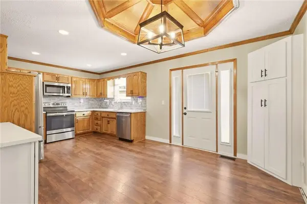 125 SE Topaz DR, Lee's Summit, MO 64063