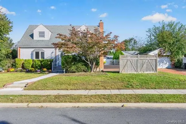 484 Croyden RD, Garden City South, NY 11530
