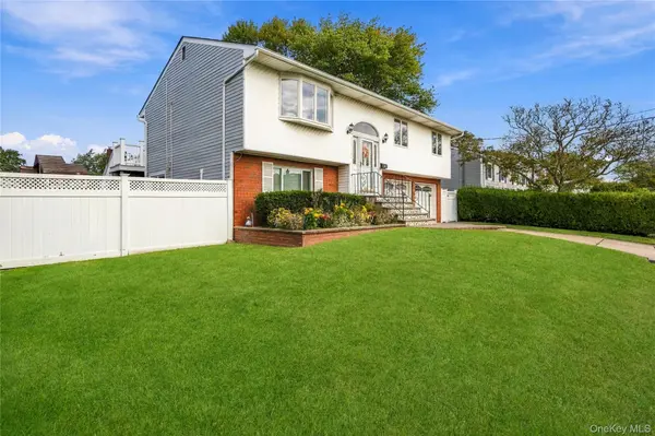 34 Knoll ST, Lindenhurst, NY 11757