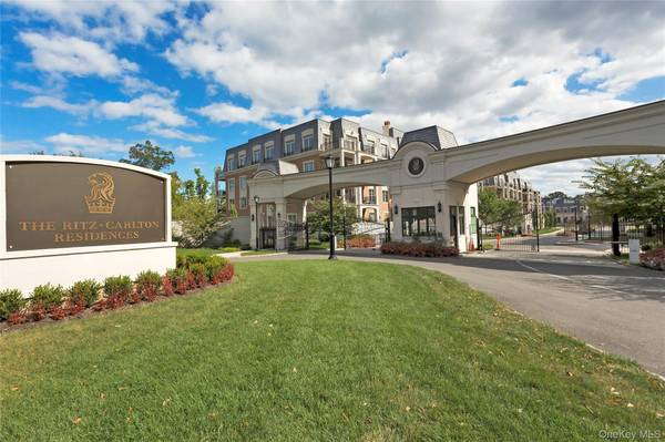 1000 Royal CT #1214, North Hills, NY 11040