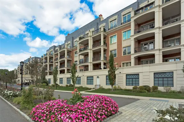 1000 Royal CT #1214, North Hills, NY 11040