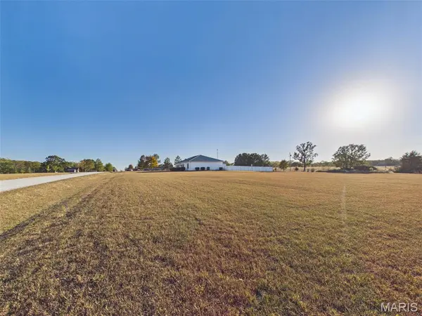 23379 Redwing LN, Lebanon, MO 65536
