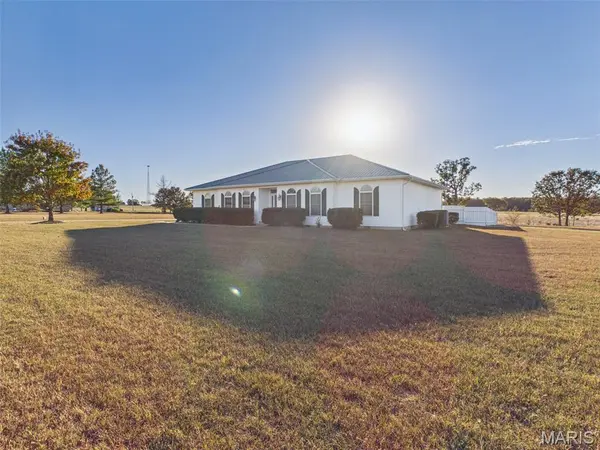 23379 Redwing LN, Lebanon, MO 65536
