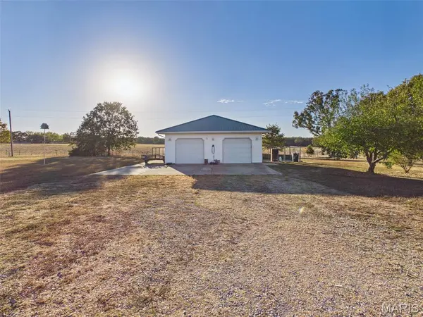 23379 Redwing LN, Lebanon, MO 65536