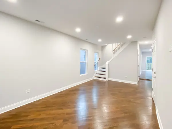 1529 W Victoria ST #2, Chicago, IL 60660
