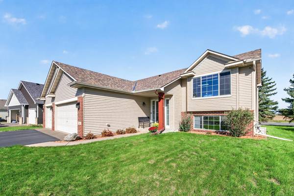 911 Cobblestone LN, Belle Plaine, MN 56011
