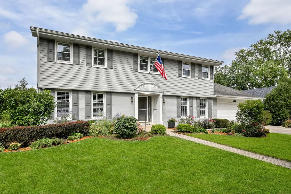 141 Shelley LN, Wheaton, IL 60189