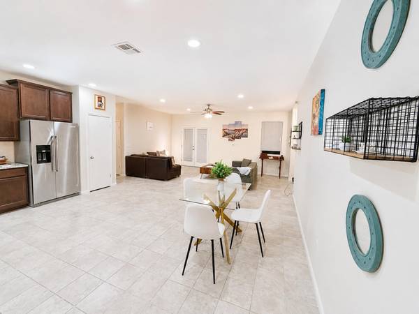 587 Twisted Oaks LN, Buda, TX 78610