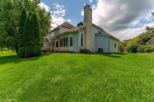 926 Edgewood DR, Sugar Grove, IL 60554
