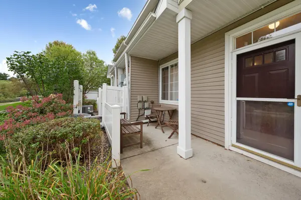 738 Maple Hills DR #J, Maplewood, MN 55117