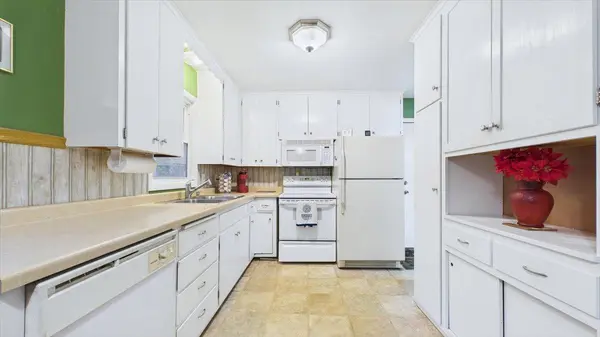 3624 Rolling View DR, White Bear Lake, MN 55110