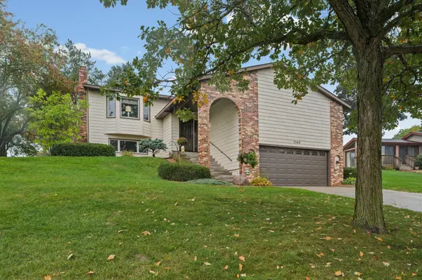 1142 Parkview LN, Eagan, MN 55123