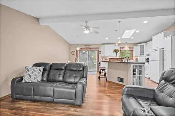 1142 Parkview LN, Eagan, MN 55123