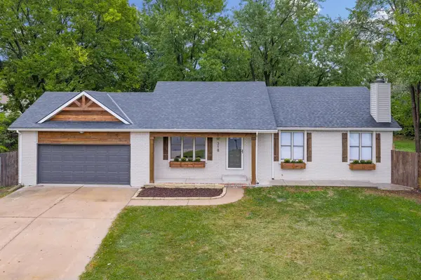 318 N Countryside Ct S, Andover, KS 67002