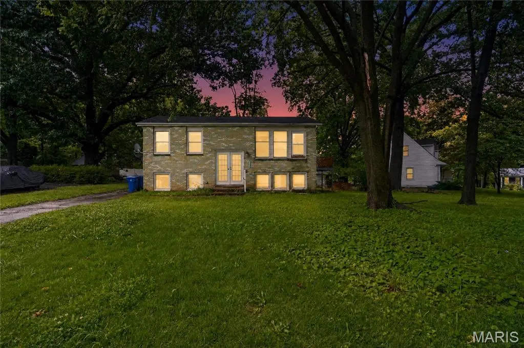 715 Valencia AVE, St Louis, MO 63138