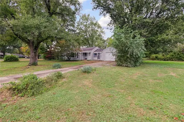 8932 E 66th ST, Raytown, MO 64133