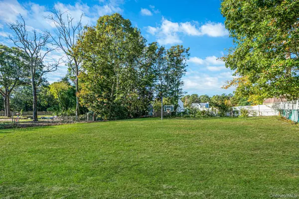 6 Dourland RD, Medford, NY 11763