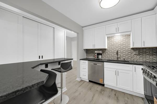245 S Park LN #419, Palatine, IL 60074
