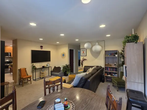 1S282 Holyoke LN, Villa Park, IL 60181