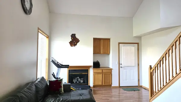 129 Appleblossom LN, Shakopee, MN 55379