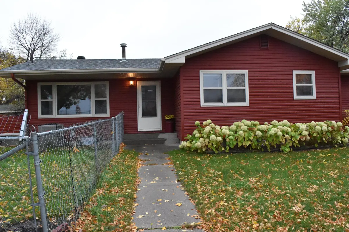 402 Maple LN, Moorhead, MN 56560
