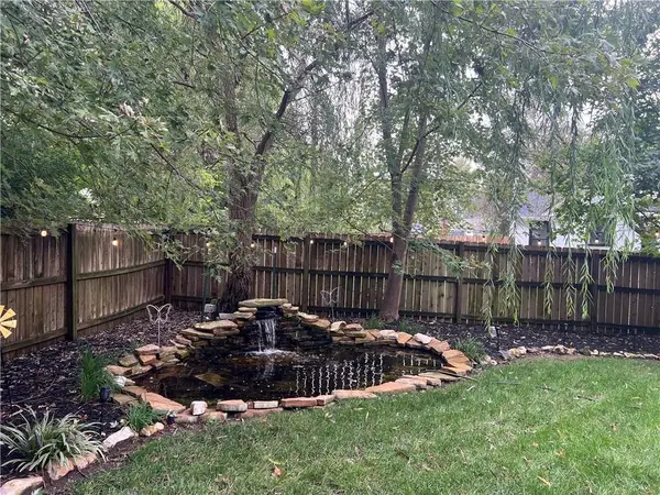 1005 SW HIAWATHA DR, Blue Springs, MO 64015