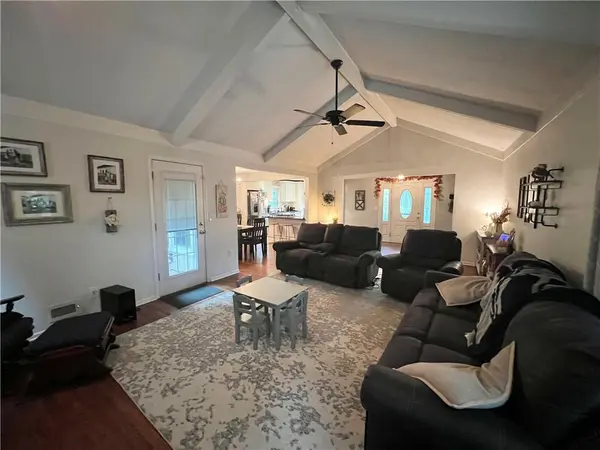 1005 SW HIAWATHA DR, Blue Springs, MO 64015