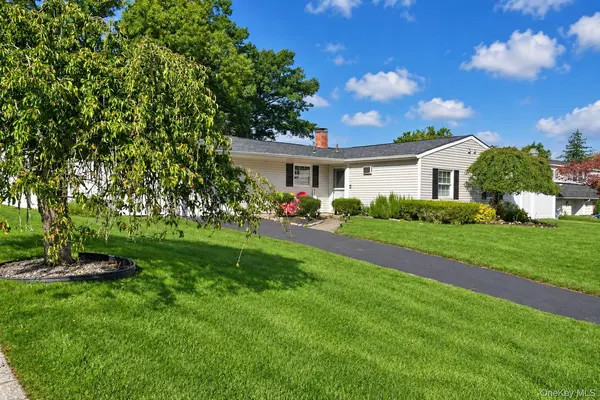 34 College Hills DR, Farmingville, NY 11738