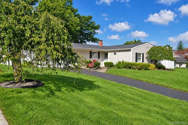 34 College Hills DR, Farmingville, NY 11738