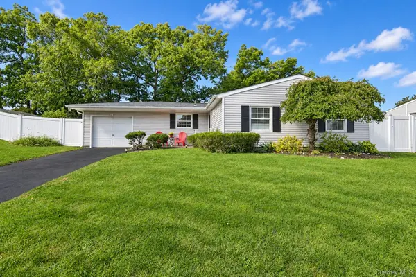 34 College Hills DR, Farmingville, NY 11738