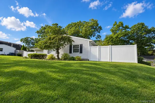 34 College Hills DR, Farmingville, NY 11738