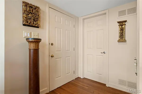 29 Country Club TER, Glendale, MO 63122