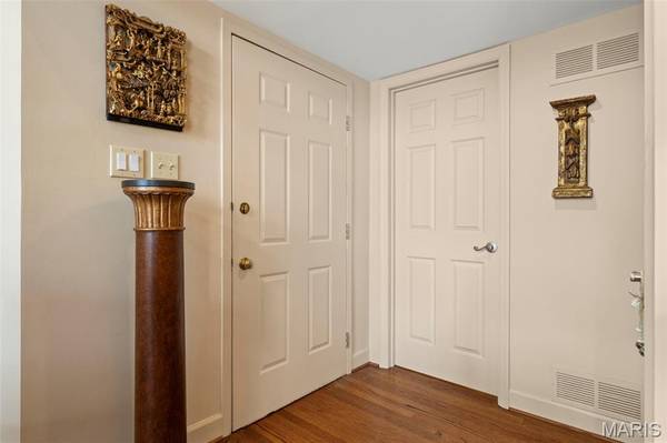 29 Country Club TER, Glendale, MO 63122