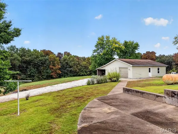 1642 Dietrich RD, Foristell, MO 63348