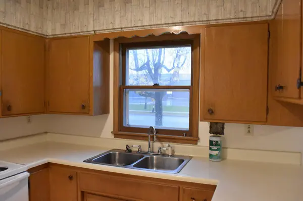 402 Maple LN, Moorhead, MN 56560