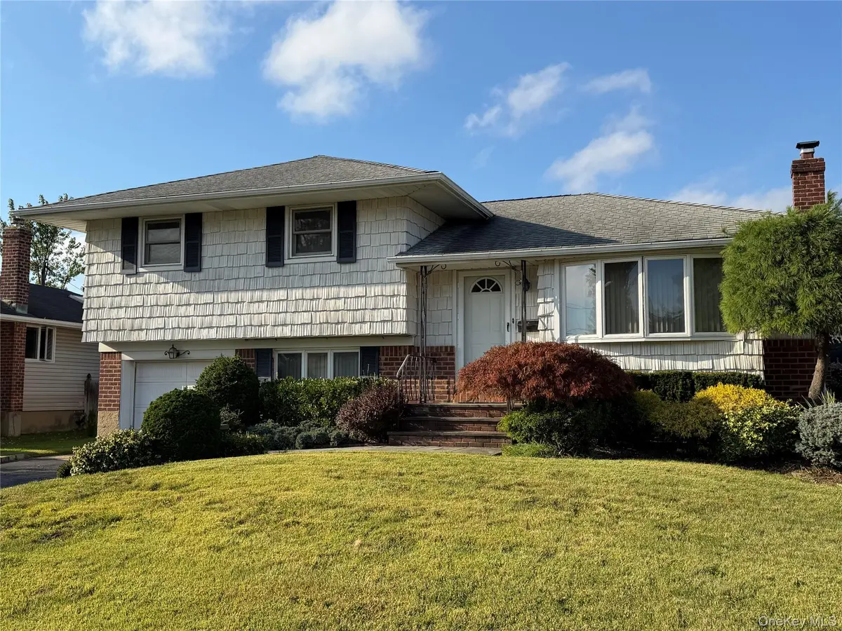 5 Lane AVE, Plainview, NY 11803