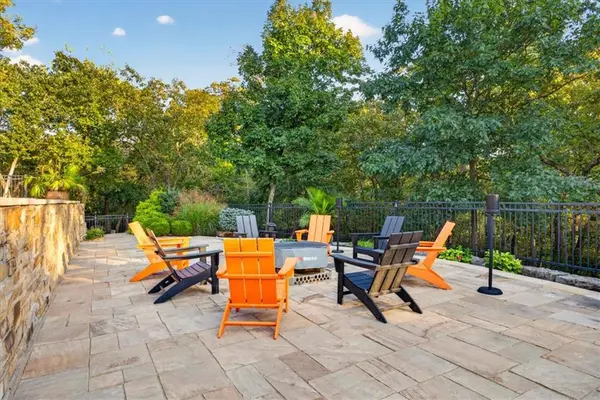 460 NW Riven Rock CIR, Lee's Summit, MO 64081