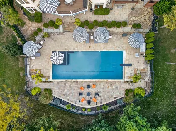 460 NW Riven Rock CIR, Lee's Summit, MO 64081