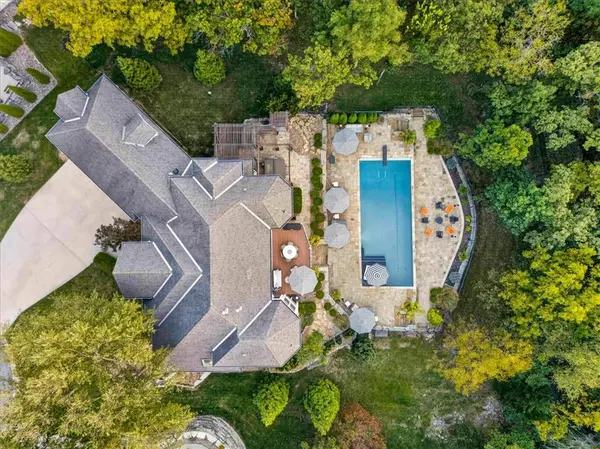 460 NW Riven Rock CIR, Lee's Summit, MO 64081
