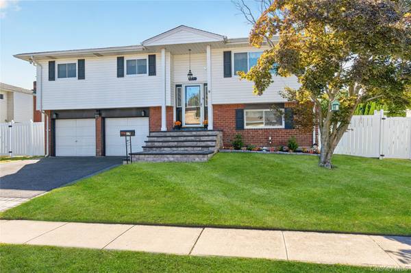 17 Sherwood DR, Bethpage, NY 11714