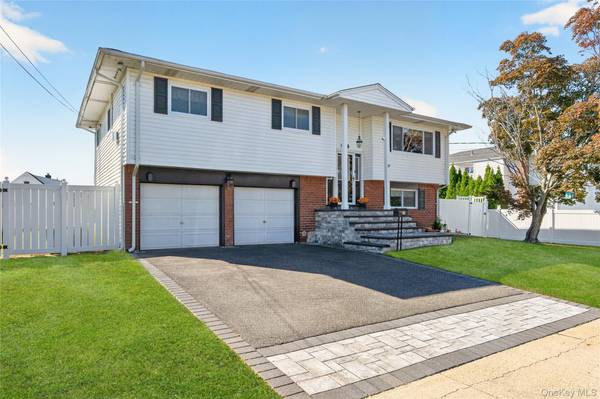 17 Sherwood DR, Bethpage, NY 11714