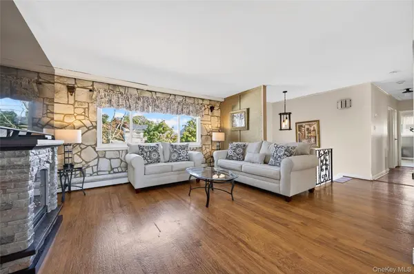 17 Sherwood DR, Bethpage, NY 11714