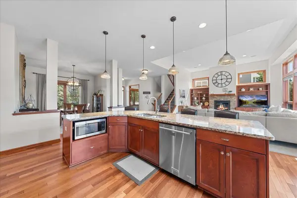 1618 Headwaters LN, Woodbury, MN 55129